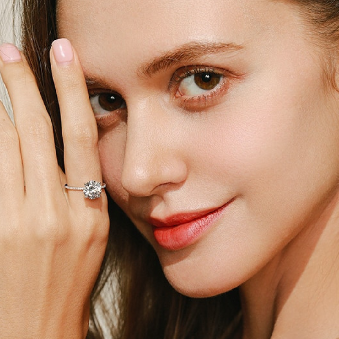 Anel solitário com Pedras de Zircônia - Lux