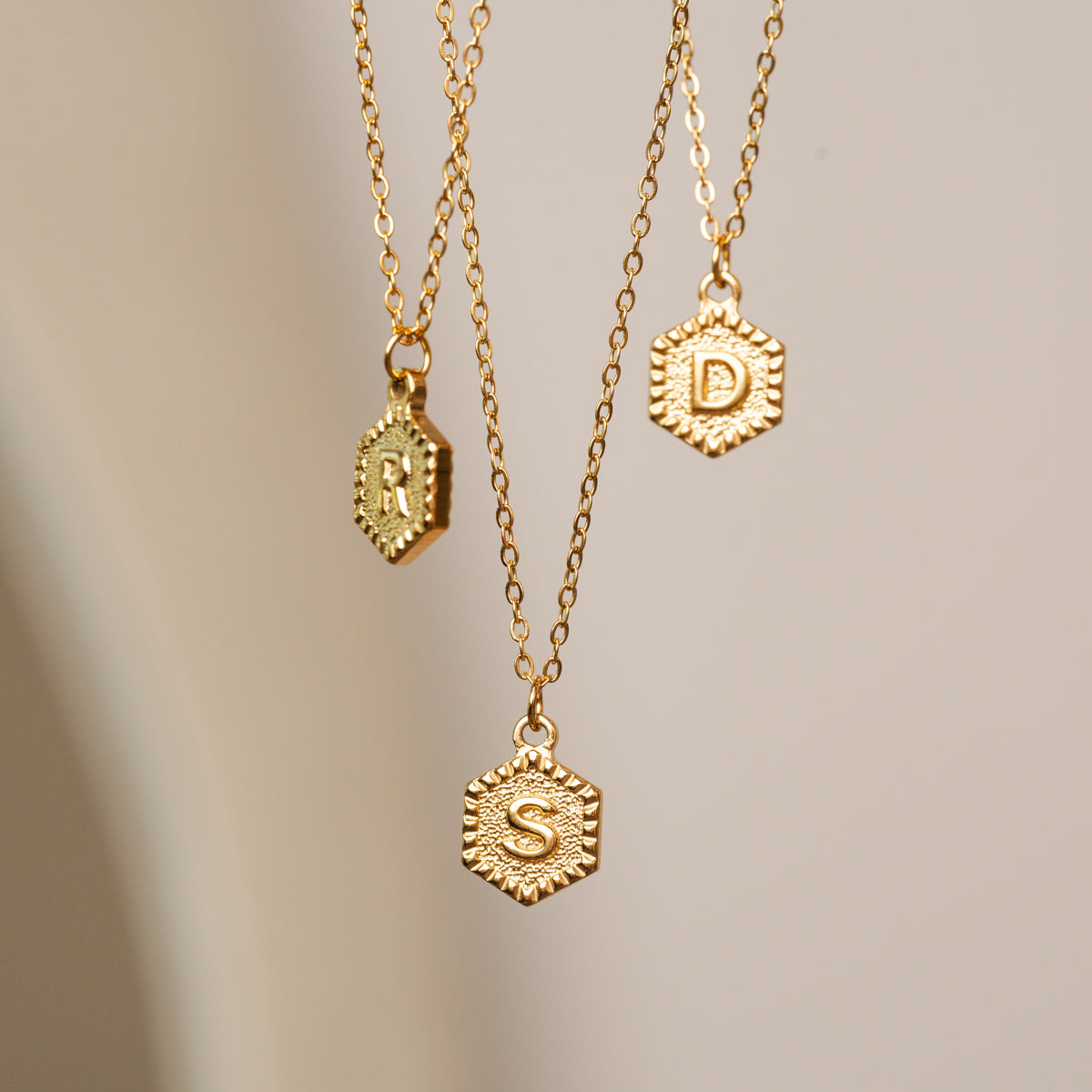 Colar Inicial Hexagonal Banhado a Ouro 18k - Lux