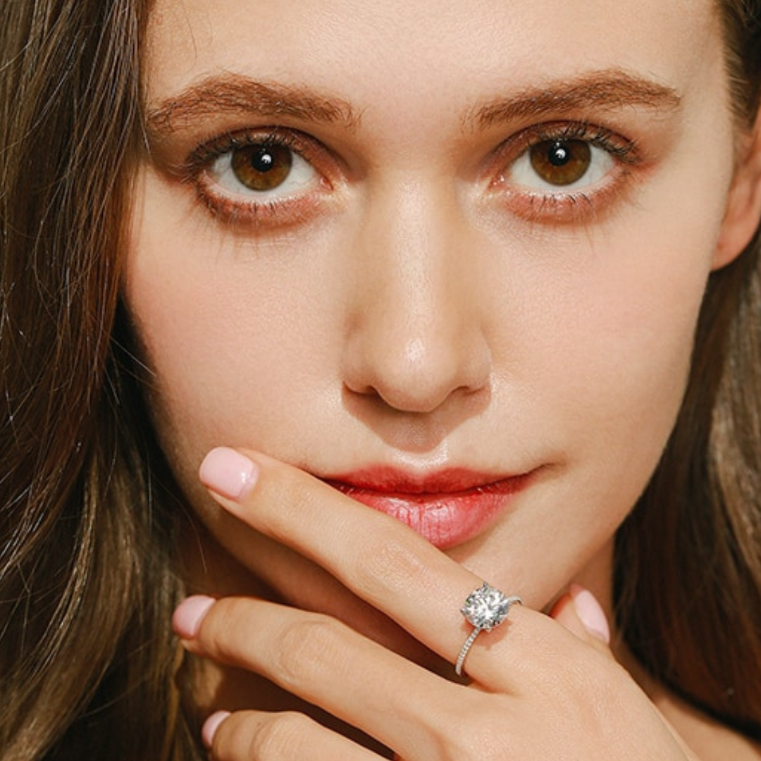 Anel solitário com Pedras de Zircônia - Lux