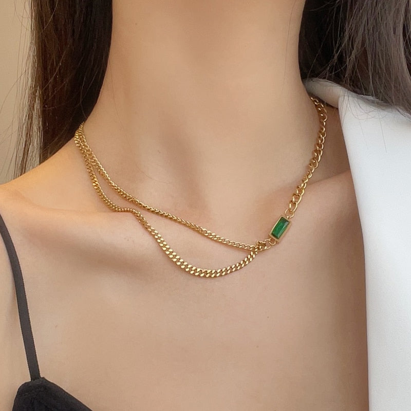 Colar Dourado com Pingente Cristal Verde