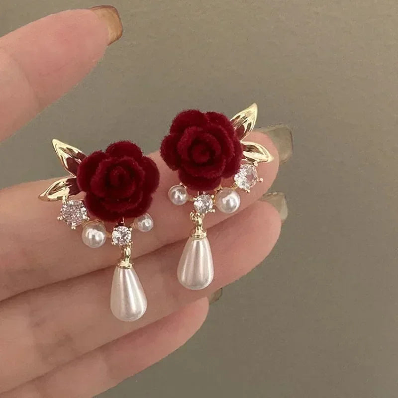 Brincos de Veludo Rosa com Pérolas - Elegância