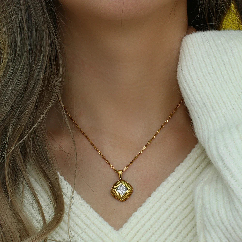 Colar Dourado com Pingente Pedra de Zircônia