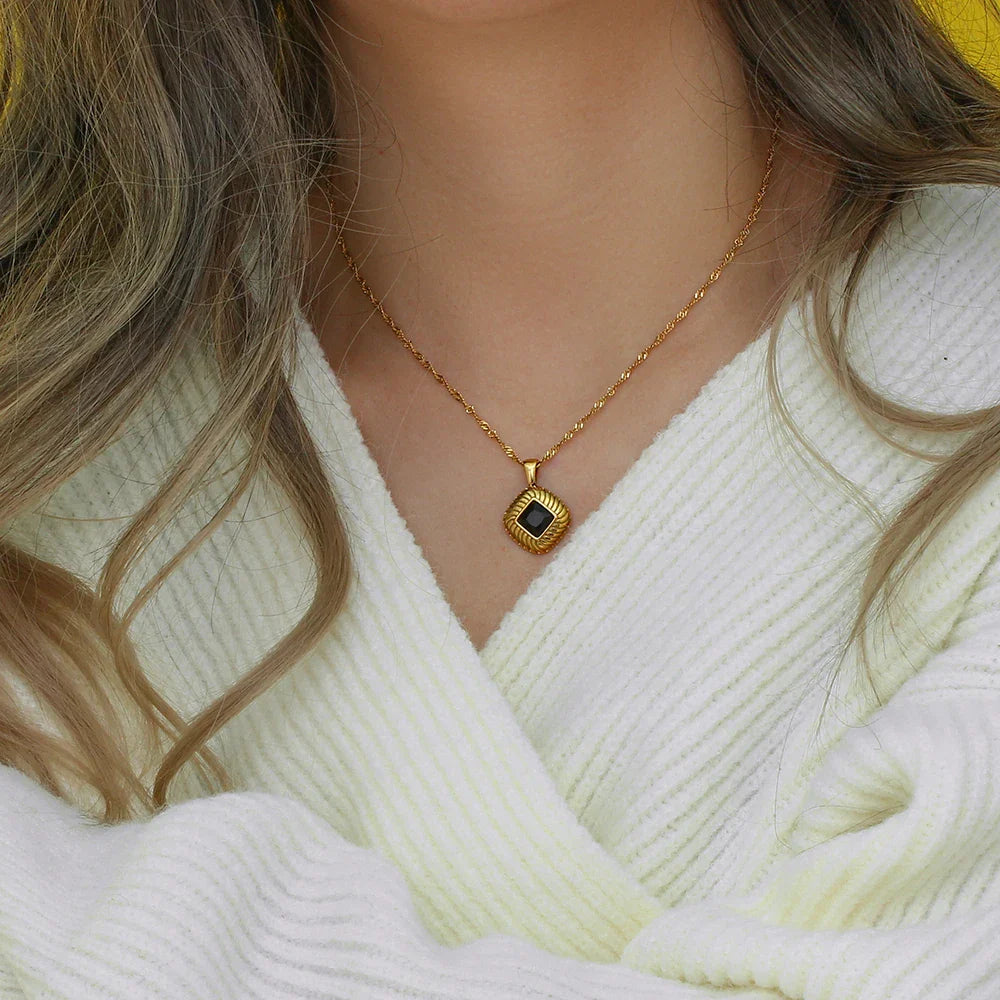 Colar Dourado com Pingente Pedra de Zircônia