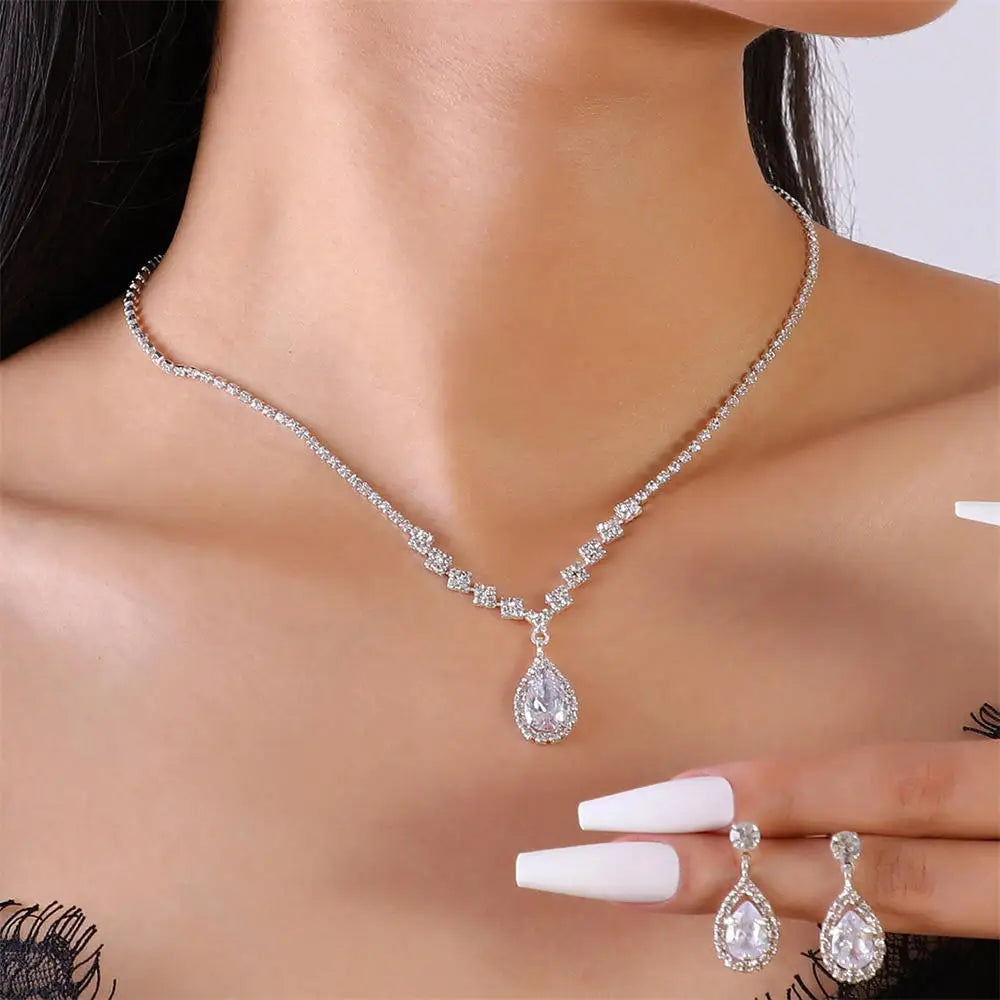 Conjunto Luxuoso de Colar e Brincos com Strass